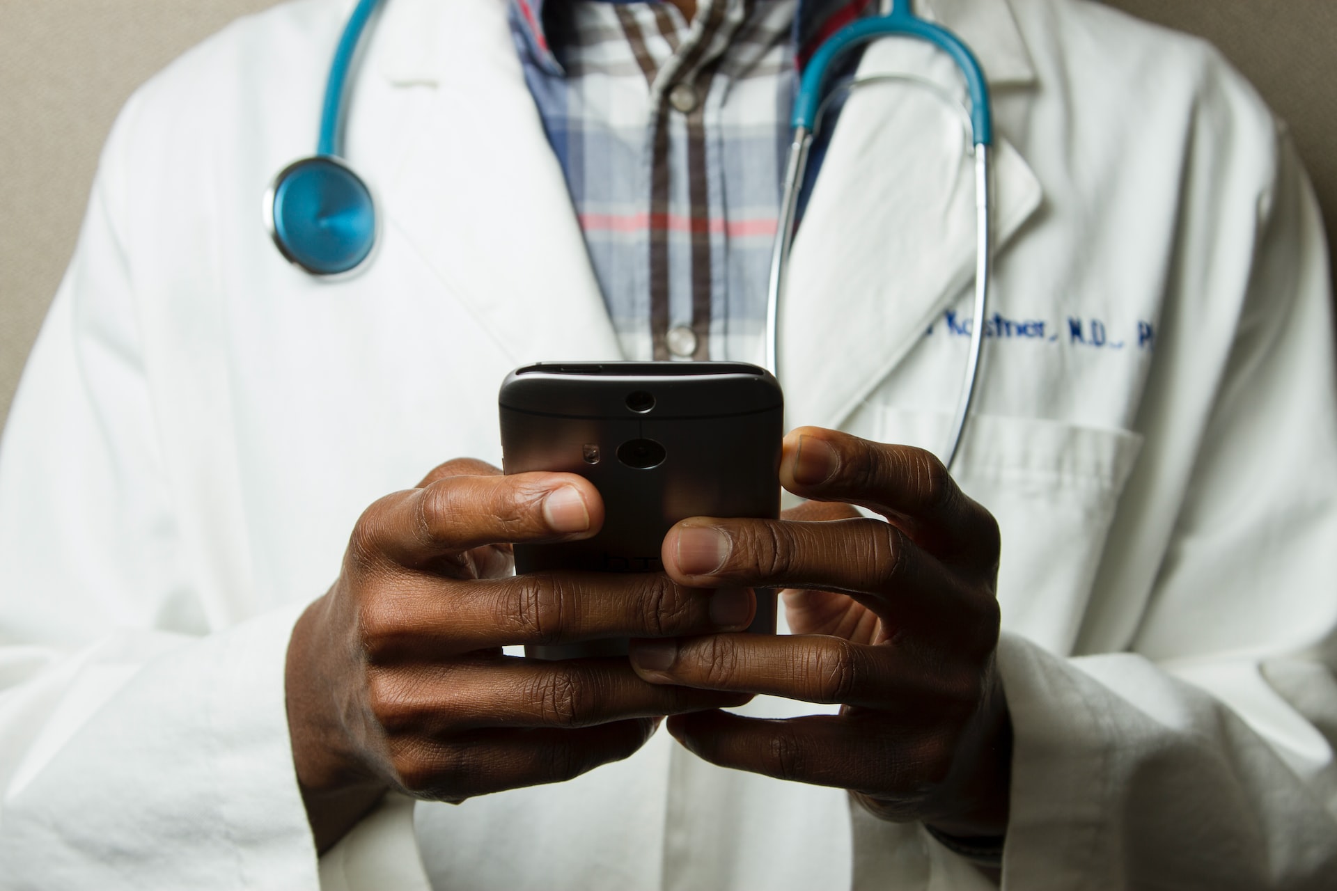 What are the Pros and Cons of Mobile Technology in Healthcare